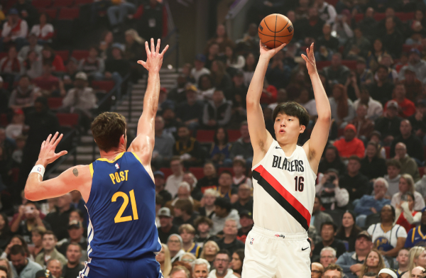 国华通配资 NBA生涯首胜! 杨瀚森7分钟2分2帽 3中1终打进首个运动战进球