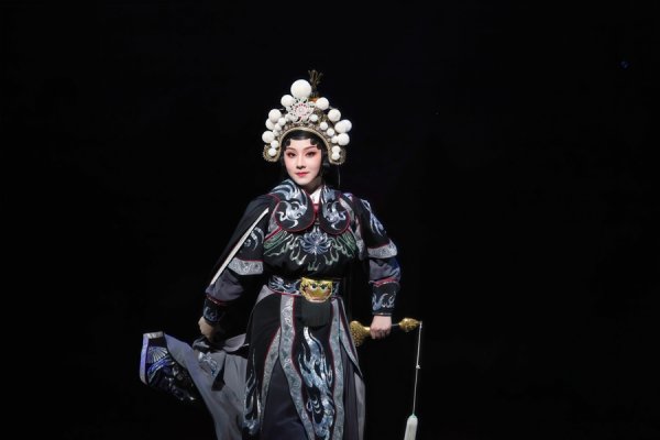 威力财 她从18岁演到70岁！淮剧《满庭芳》看尽一位女性的家国大义